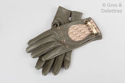 null Christian DIOR

Paire de gants en cuir agneau kaki et toile Dior Oblique beige,...