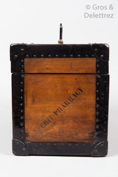 null LOUIS VUITTON - CROIX ROUGE / FEDIT CIRCA 1910

Rare boîte à pharmacie en bois,...