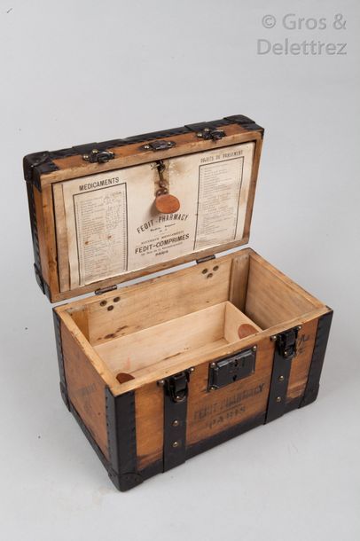 null LOUIS VUITTON - CROIX ROUGE / FEDIT CIRCA 1910

Rare boîte à pharmacie en bois,...