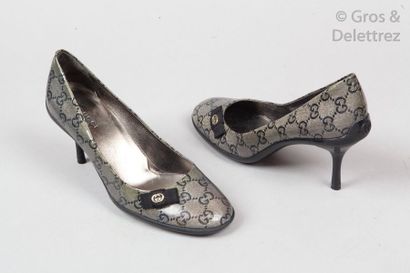 null GUCCI

Paire d'escarpins en toile enduite GG Suprême noir, lamé or, agrémentés...