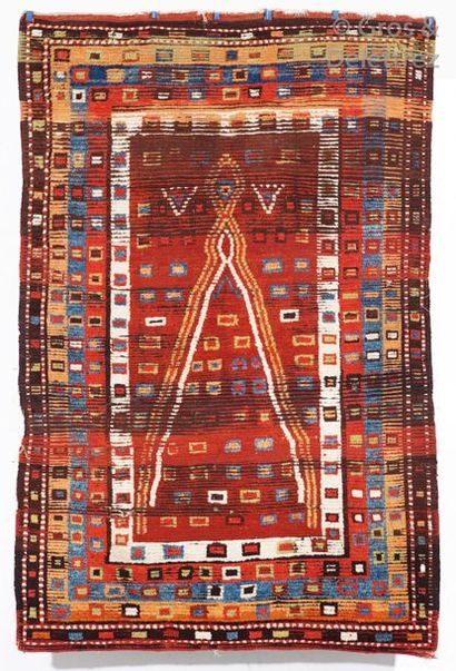 null Un tapis Aït Ouaouzguite, Maroc

A rare Moroccan rug

Décor composé d’un motif...