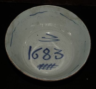 null Angleterre ou Delft Grand bol en faïence dit English Delftware à décor en camaïeu...