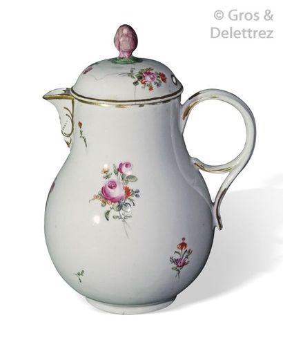 null MARSEILLE Pot à lait en porcelaine à décor de roses au naturel, la prise en...