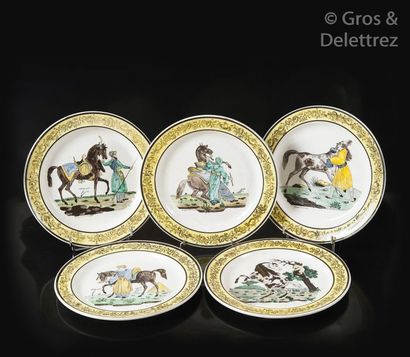 null Choisy Cinq assiettes en faïence fine à décor polychrome imprimé de chevaux...