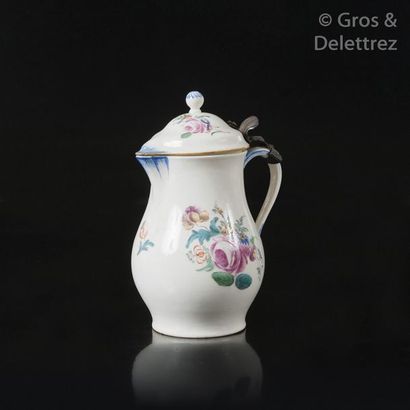 null Chantilly Pot à lait couvert en porcelaine tendre à décor polychrome de bouquets...