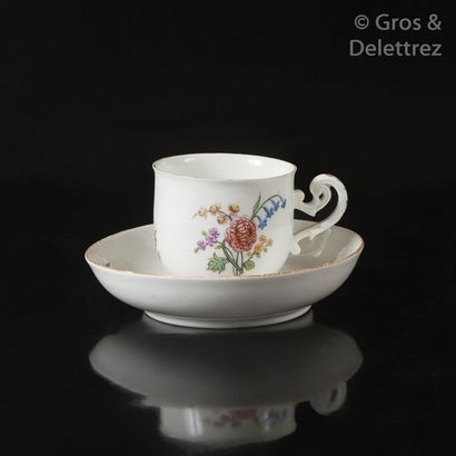 null Chantilly Tasse and its soft porcelain saucer with polychrome decoration of...