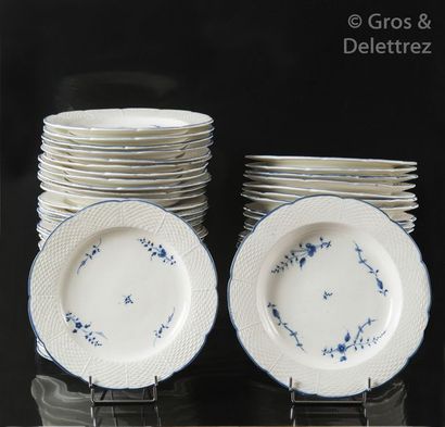 null Chantilly Serving part in soft porcelain with slightly raised basketry motifs...