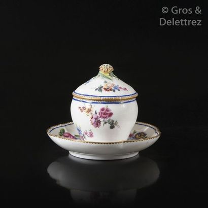 null Sèvres Pot à sucre Hébert couvert en porcelaine tendre à décor polychrome de...