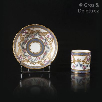 null Sèvres and Worcester Lot composed of a lemon cup and soft porcelain saucer of...
