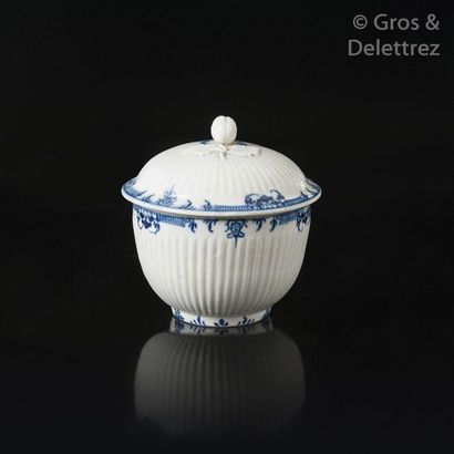 null Sèvres et Worcester Lot composé d’un gobelet litron et soucoupe en porcelaine...