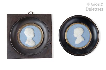 null Sèvres Two round medallions in white biscuit on a blue background, représentant :...