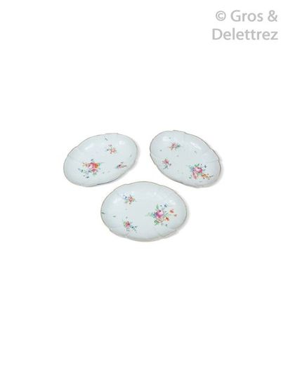 Set of three porcelain bowls in Paris decorated...