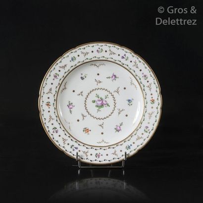 null Paris Lot with nine plates and five cups and their saucers decorated in polychrome...