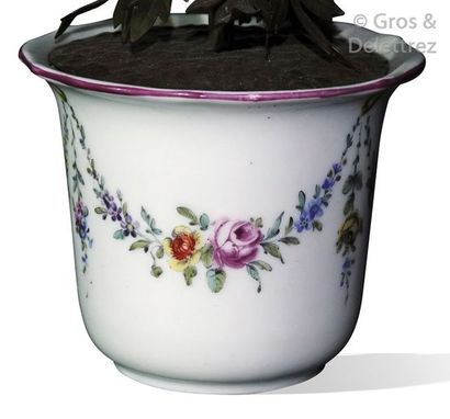 null Petit vase de fleurs en porcelaine à décor polychrome de guirlandes fleuries...