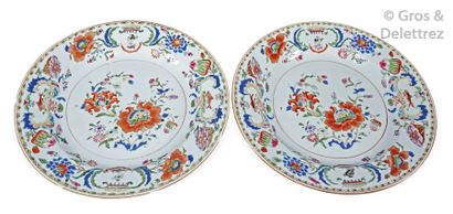 null Pair of porcelain plates of the Compagnie des Indes decorated " Pompadour "...