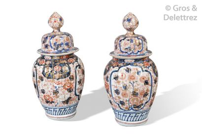 null Pair of covered polychrome porcelain pots in the Imari palette with floral decoration...