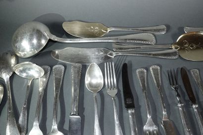 null Ménagère en métal argenté, les spatules carrées bordées de denticules, comprenant?:...