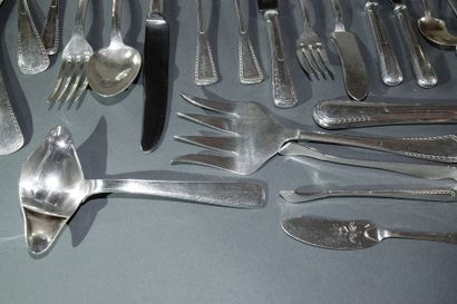 null Ménagère en métal argenté, les spatules carrées bordées de denticules, comprenant?:...