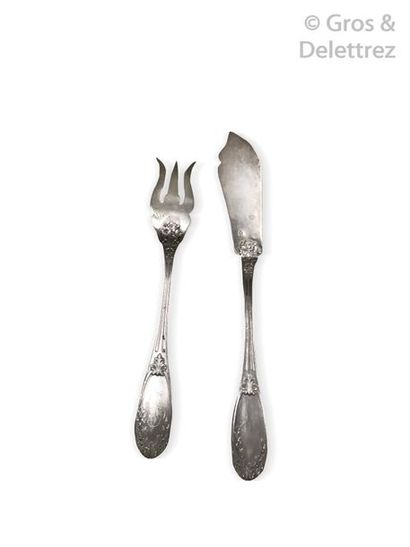Five silver fish cutlery with foliage decoration,...