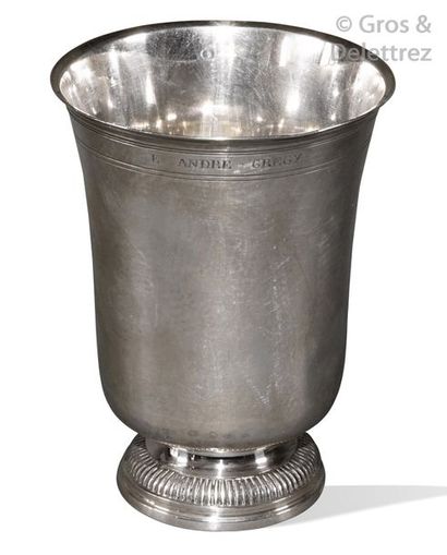 null Timbale de forme tulipe en argent uni gravé de filets et reposant sur un piédouche...