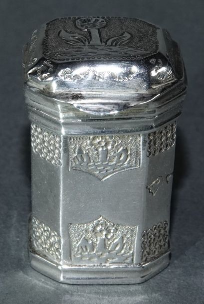 null Small octagonal silver pill box with engraved decoration of small naive landscapes...