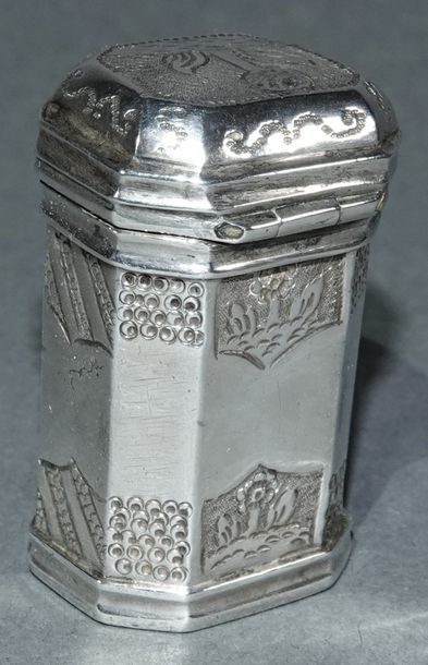 null Small octagonal silver pill box with engraved decoration of small naive landscapes...