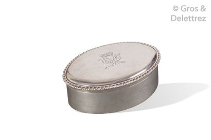 Oval-shaped silver snuffbox with a godred...