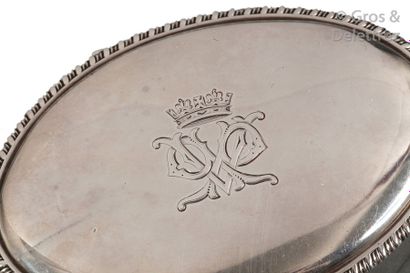 null Oval-shaped silver snuffbox with a godred border engraved with the monogram...