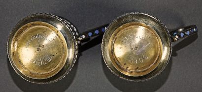 null Pair of cups with handles resting on a light pedestal in silver, vermeil and...