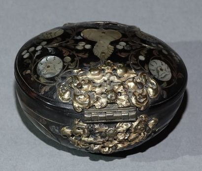 Round and curved snuffbox made of brown tortoiseshell...