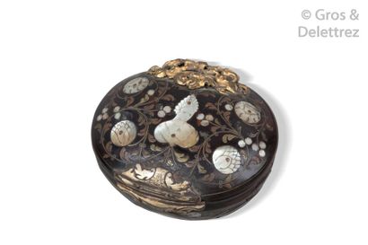 null Round and curved snuffbox made of brown tortoiseshell inlaid with mother-of-pearl...