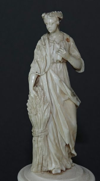 null Suite de quatre statuettes en ivoire sculpté symbolisant les quatre saisons,...