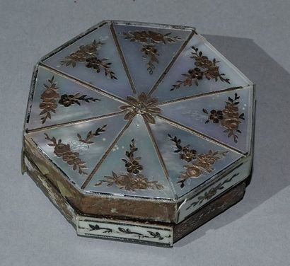null Meeting of mother-of-pearl objects with silver or gilded decoration of foliage,...