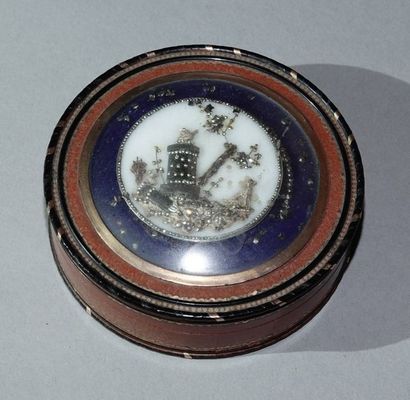 null Meeting of two boxes rondes : One in tortoiseshell decorated with a lively landscape...