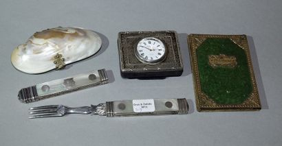 null Meeting of showcase objects comprenant : A mother-of-pearl and silver travel...