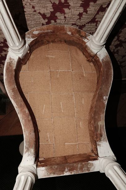 null Paire de chaises voyeuses en bois relaqué blanc mouluré et richement sculpté...