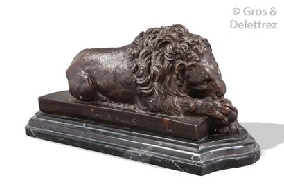 null Isidore Jules BONHEUR, d’après Lion endormi. Statuette en bronze à patine foncée,...
