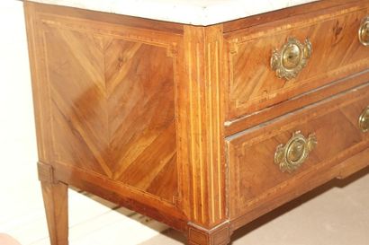 null Veneer wood chest of drawers inlaid with sheets in a net frame, opening with...