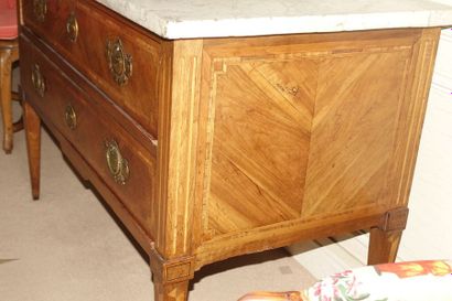 null Veneer wood chest of drawers inlaid with sheets in a net frame, opening with...