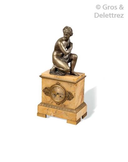 null Pendule borne en marbre jaune de Sienne et bronze ciselé surmontée d’une statuette...