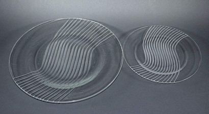 null LALIQUE France Two plates, one flat and one for dessert, model " LEDA ", in...