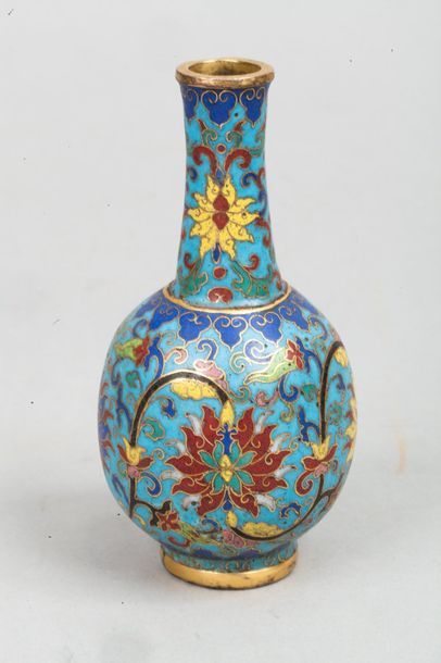  Chine, marque et époque Qianlong, XVIIIe siècle 
Petit vase bouteille en émaux cloisonnés...