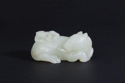 Chine, XIXe siècle. 
Groupe en jade blanc...