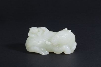 null Chine, XIXe siècle. 

Groupe en jade blanc légèrement veiné de rouille, représentant...