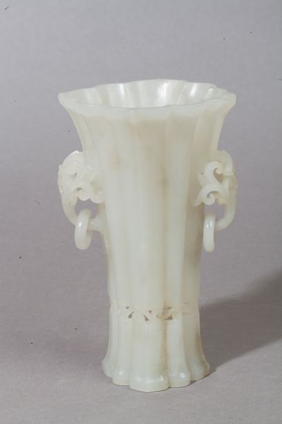 null Chine, vers 1920

Vase reprenant la forme d'une fleur de lotus épanouie, orné...