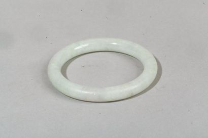 null Chine, XXe siècle

Bracelet jonc en jadéite blanche nuageuse. 

Diam. Int. 5,8...