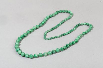 Chine, XXe siècle 
Collier en perles de jadéite...