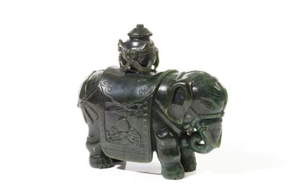 null Chine, XXe siècle

Groupe en jade épinard, représentant un éléphant harnaché...