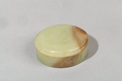 null Chine, XXe siècle

Petite boîte circulaire en jade jaune veiné de rouille. Le...