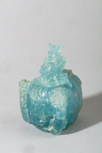 null Chine, XXe siècle

Petit vase couvert en béryl bleu ciel, en forme d'une courge...